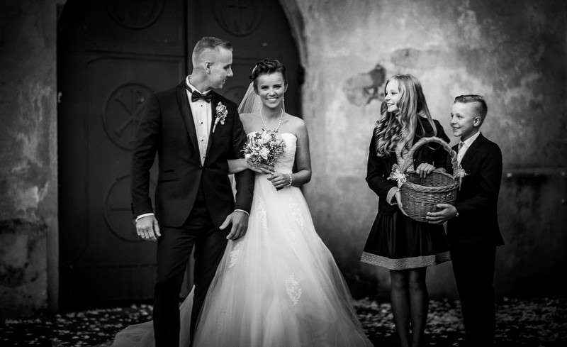 Marcin Romański  zdjęcia które zachwycają 2020 black&white czarno białe ślub wesele fotografia ślubna inspiracje www.abcslubu.pl